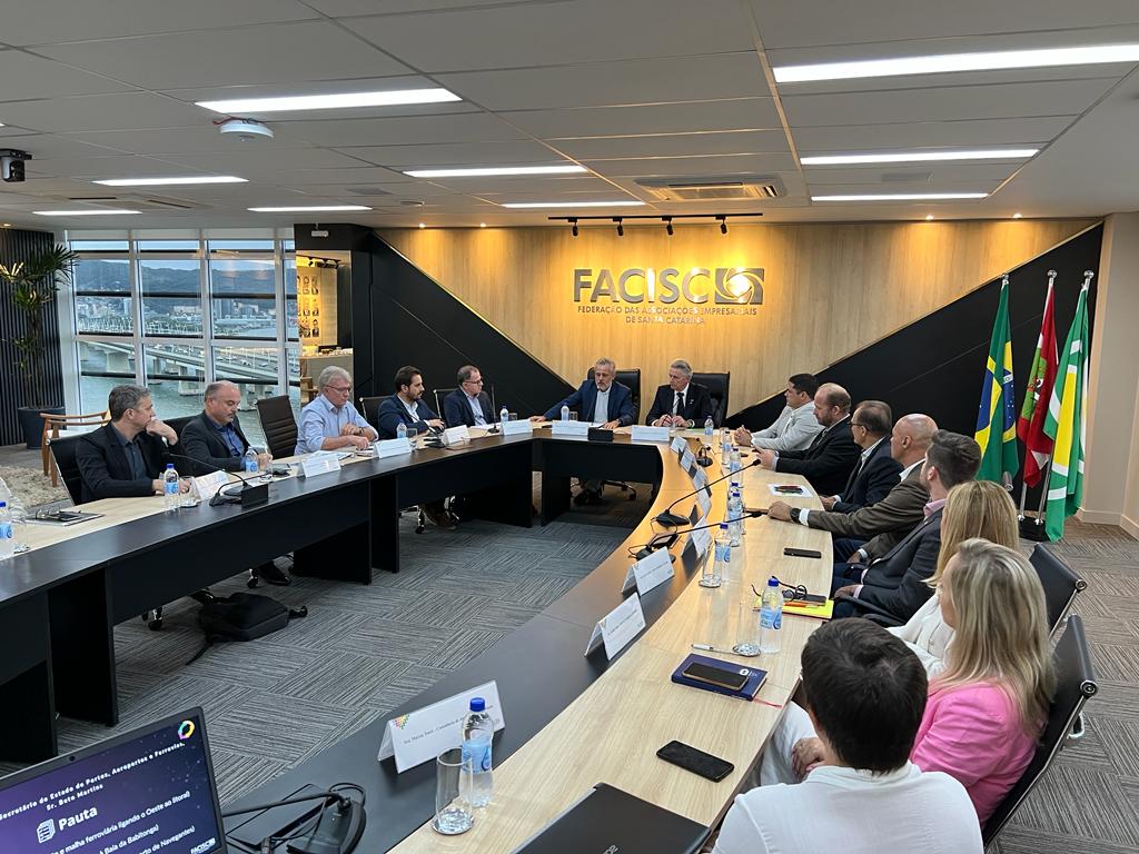 Secretário pede apoio de empresários para melhorar condições de portos, aeroportos e ferrovias de SC Secretário pede apoio de empresários para melhorar condições de portos, aeroportos e ferrovias de SC