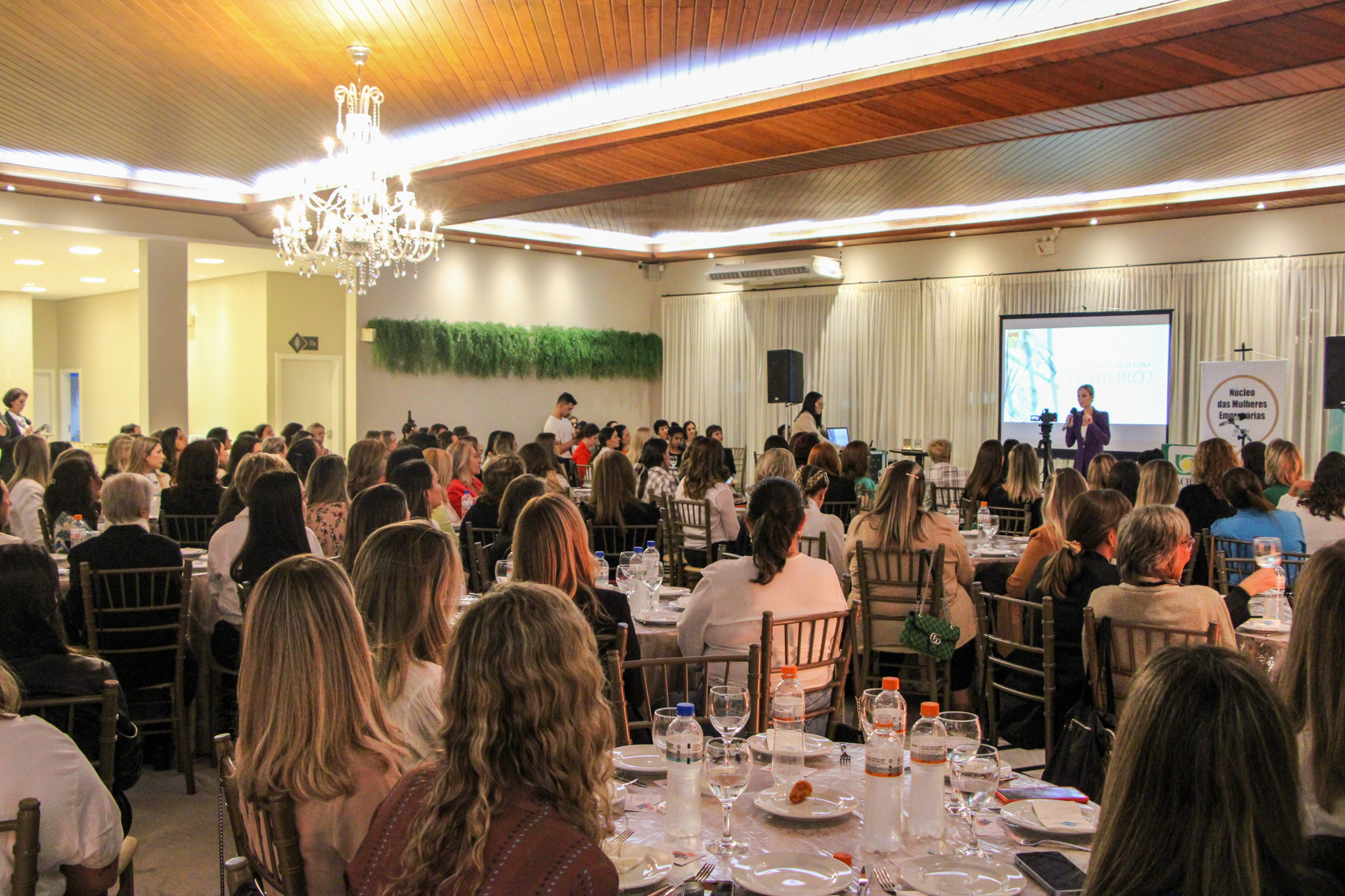 4ª edição do “Mulheres que Inspiram” traz case da empreendedora  brusquense Helo Bertolini