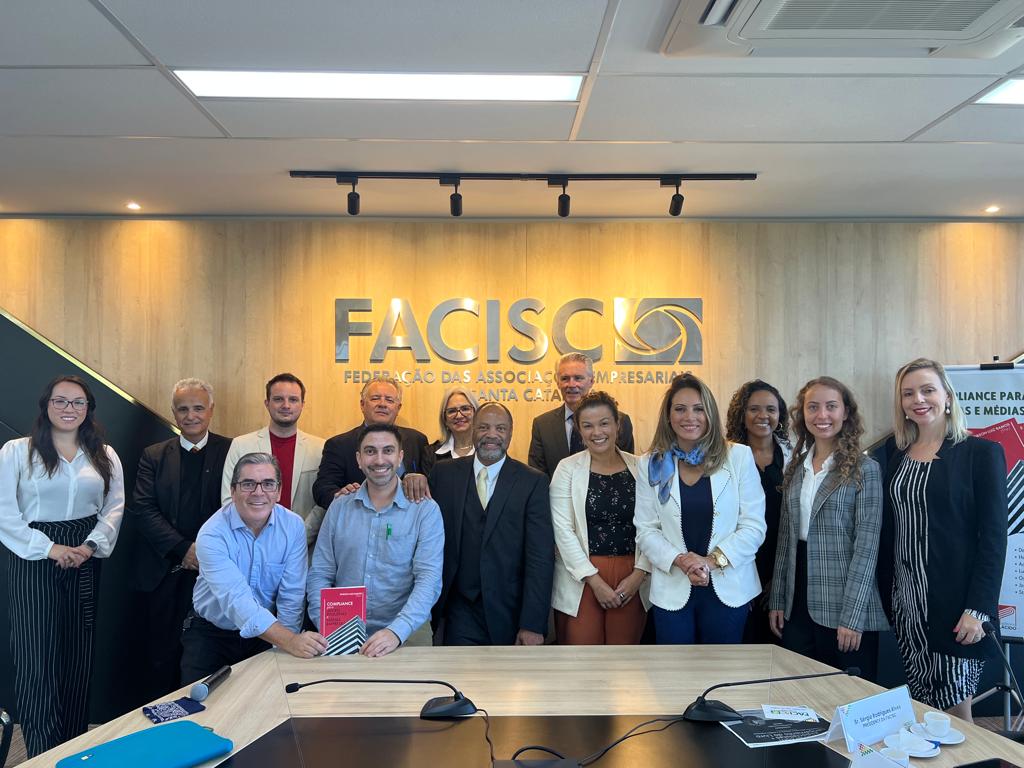 Ética nas micro e pequenas empresas é abordada em livro lançado na Facisc