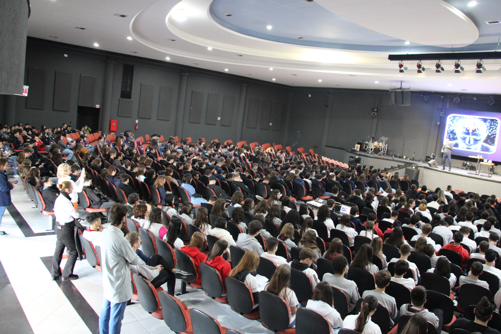 Em Brusque, Núcleo de Instituições Educacionais promove palestra com neurocientista de renome nacional