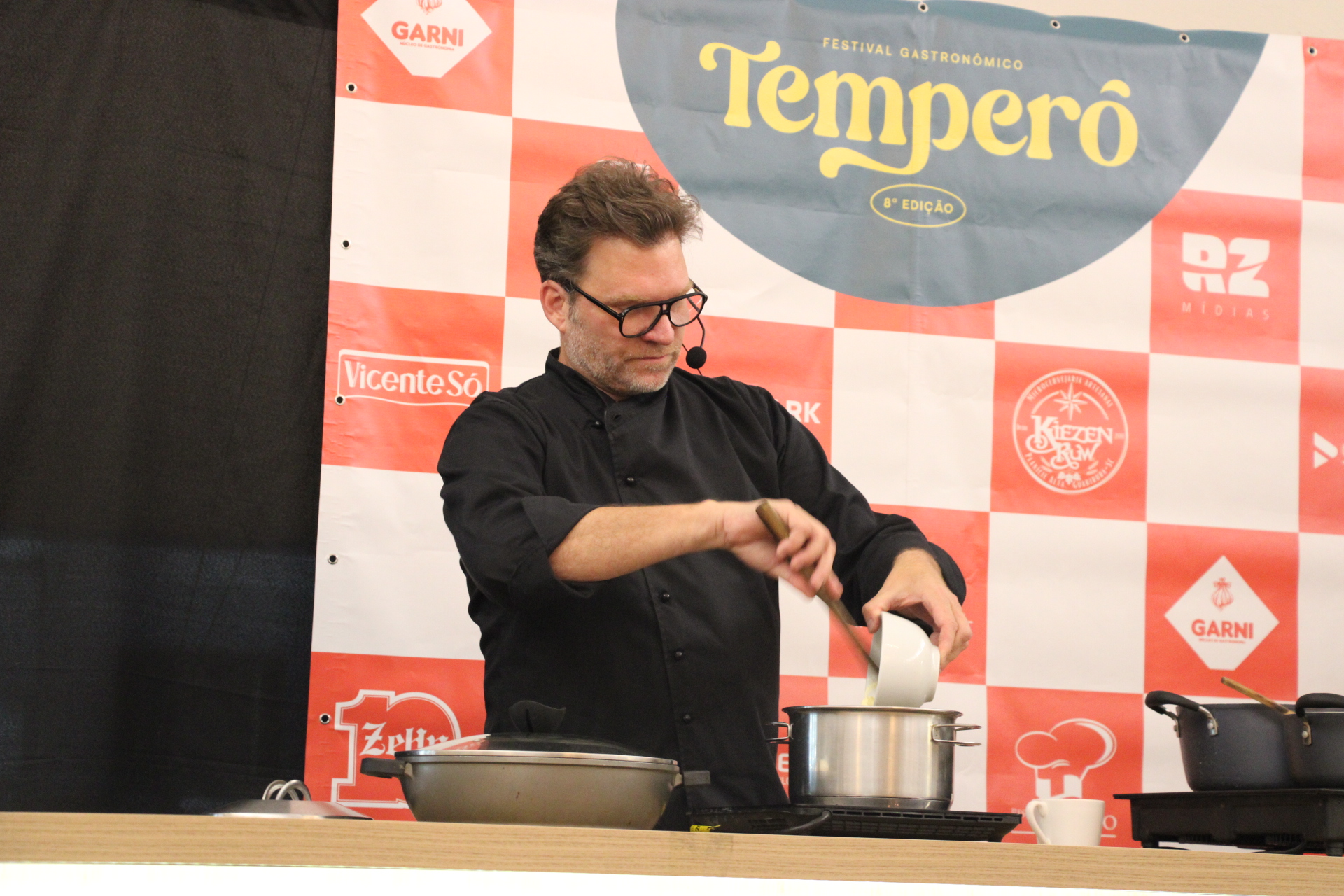 Em Brusque, Temperô apresenta aula show com Carlos Bertolazzi