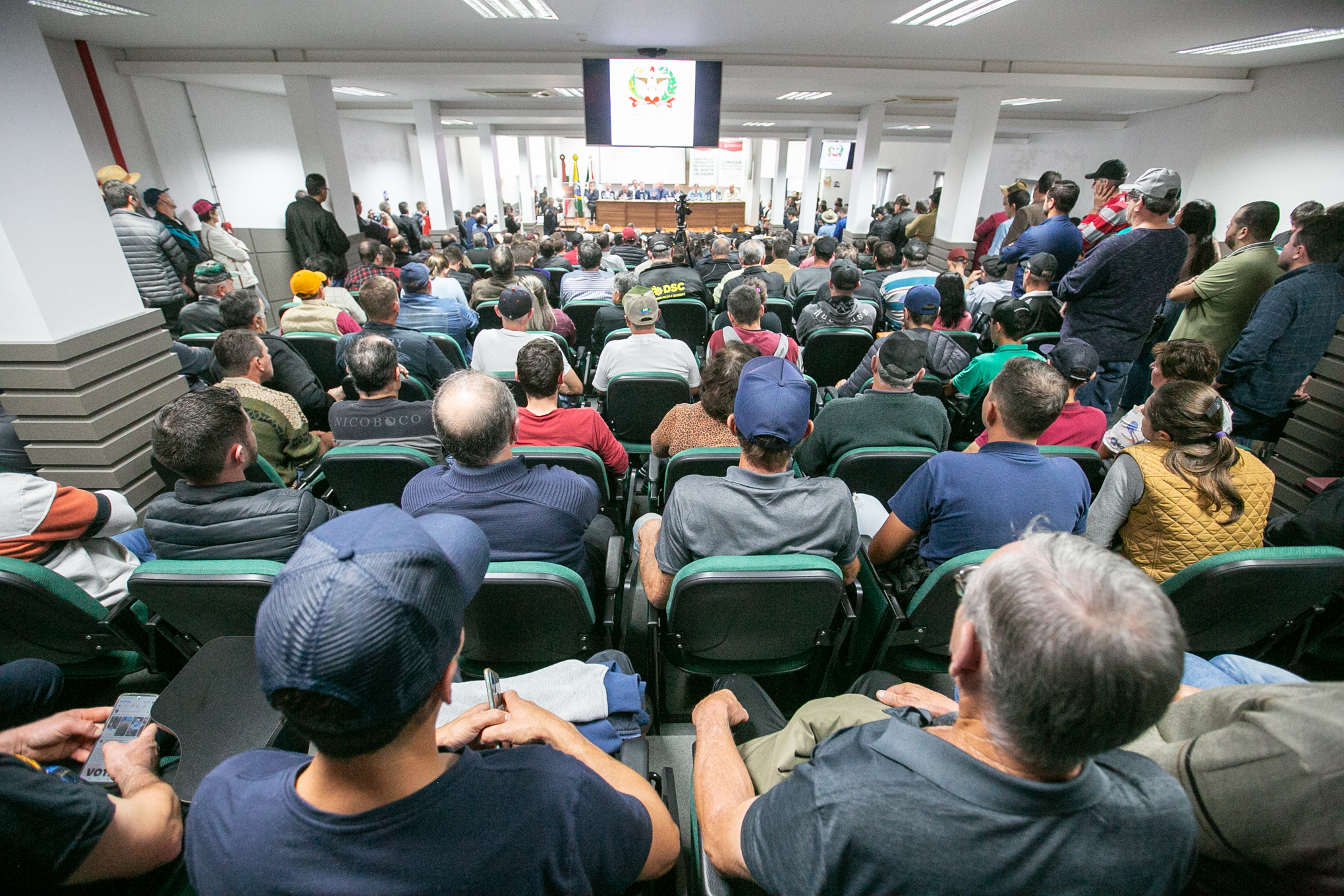 Produtores de leite pedem solução para problemas enfrentados pelo setor Produtores de leite pedem solução para problemas enfrentados pelo setor