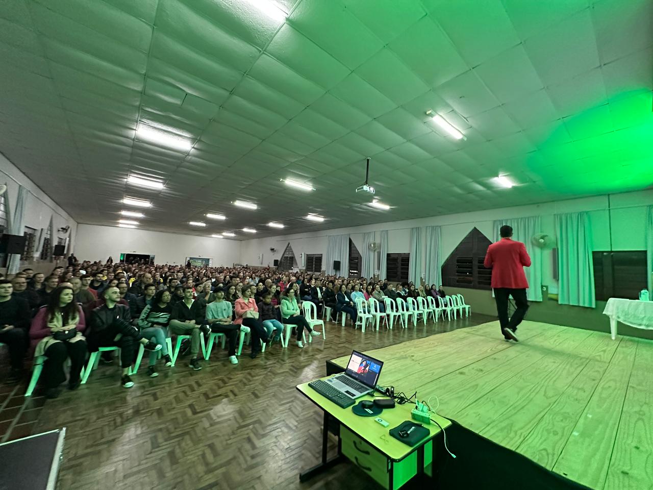Em Ituporanga, entidades arrecadam mais de 500 kg de alimentos em palestra com Gabriel Villarreal