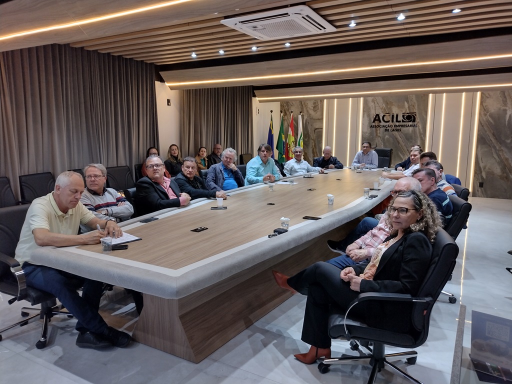 Álvaro Mondadori apresenta resultados da secretaria de desenvolvimento econômico aos empresários da ACIL