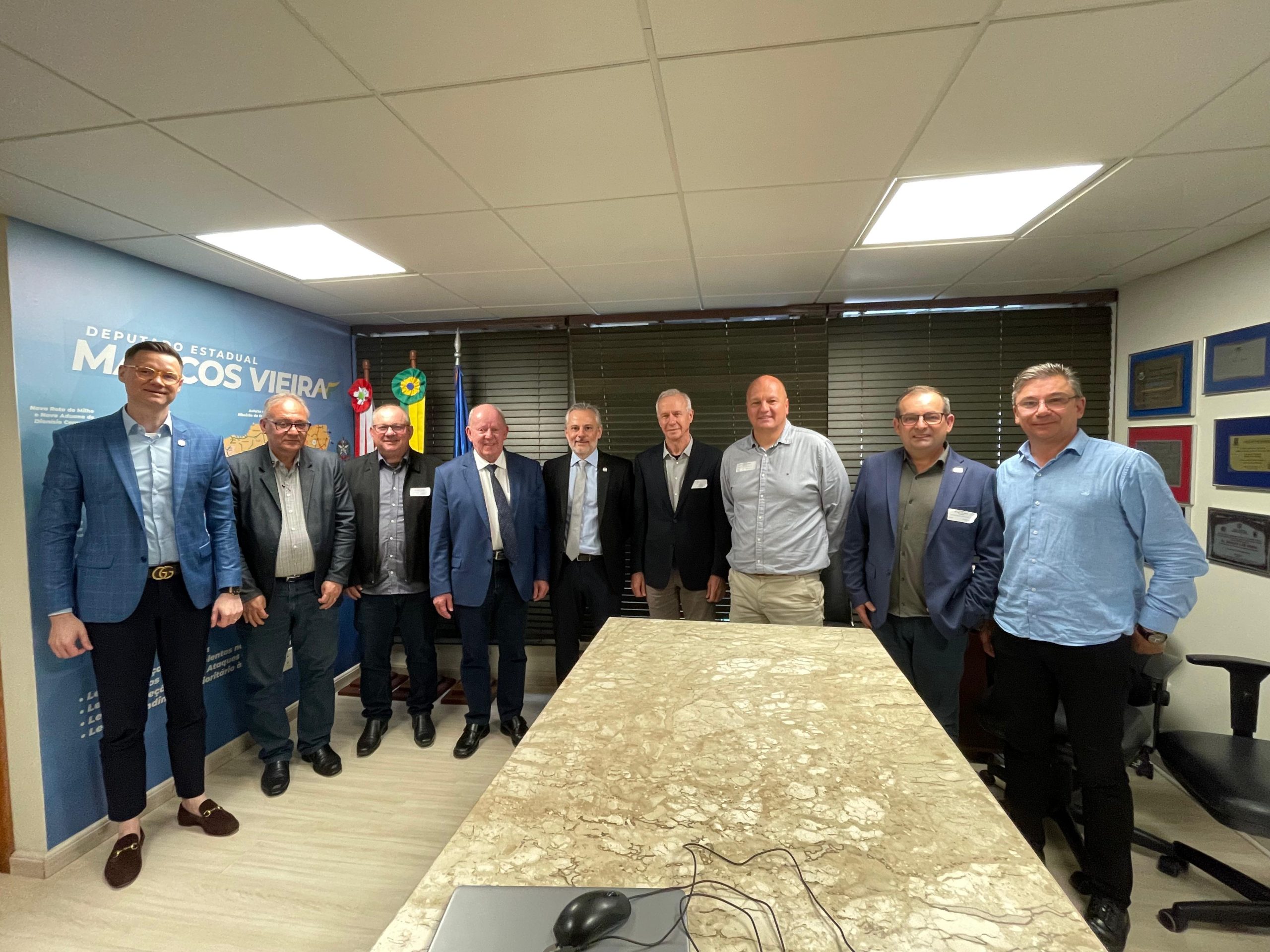 Aeródromo público de Pinhalzinho é tema de reunião entre representantes e secretário Beto Martins Aeródromo público de Pinhalzinho é tema de reunião entre representantes e secretário Beto Martins