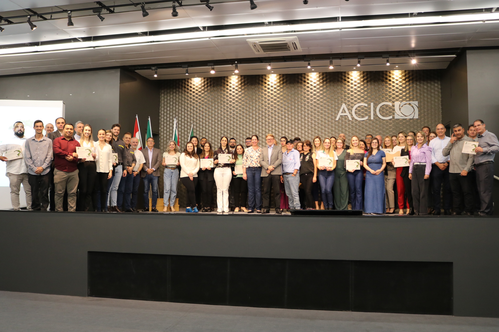 Núcleo de Meio Ambiente da Acic entrega Selo de Sustentabilidade Ambiental