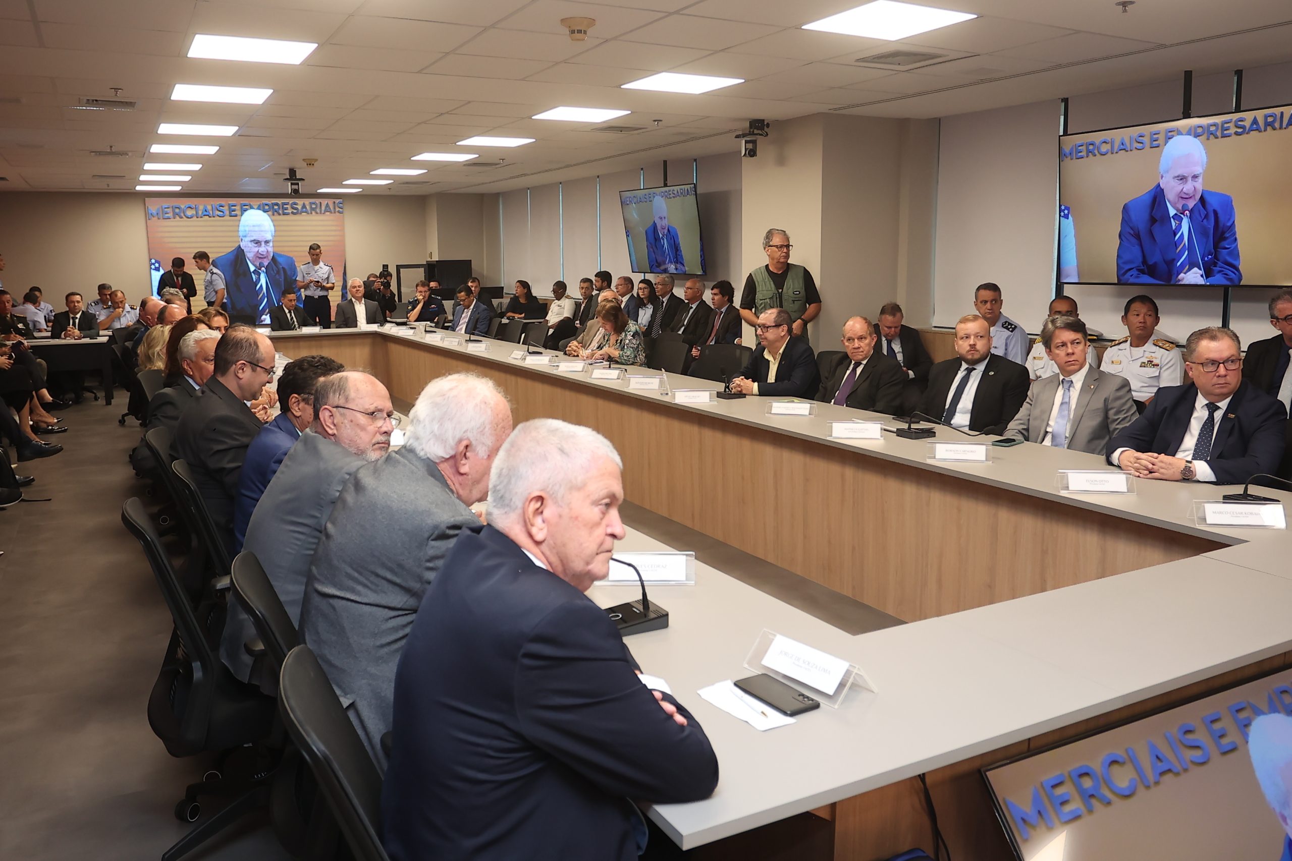 Ministro da Defesa fala sobre oportunidades, parcerias e da necessidade de gerar empregos, em encontro na CACB