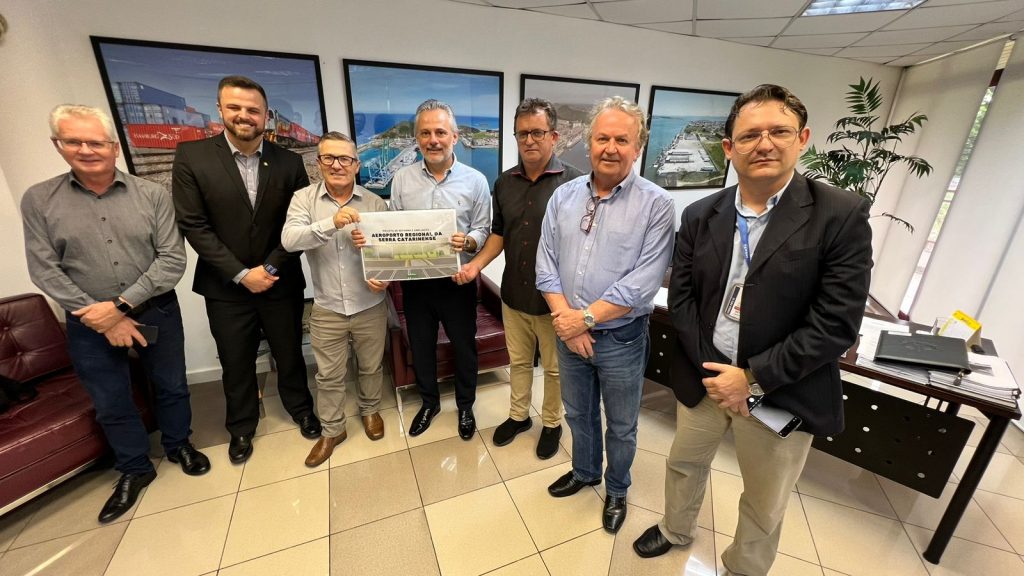 Projeto para modernização do Aeroporto de Correia Pinto é entregue para o Secretário de Estado de Portos, Aeroportos e Ferrovias