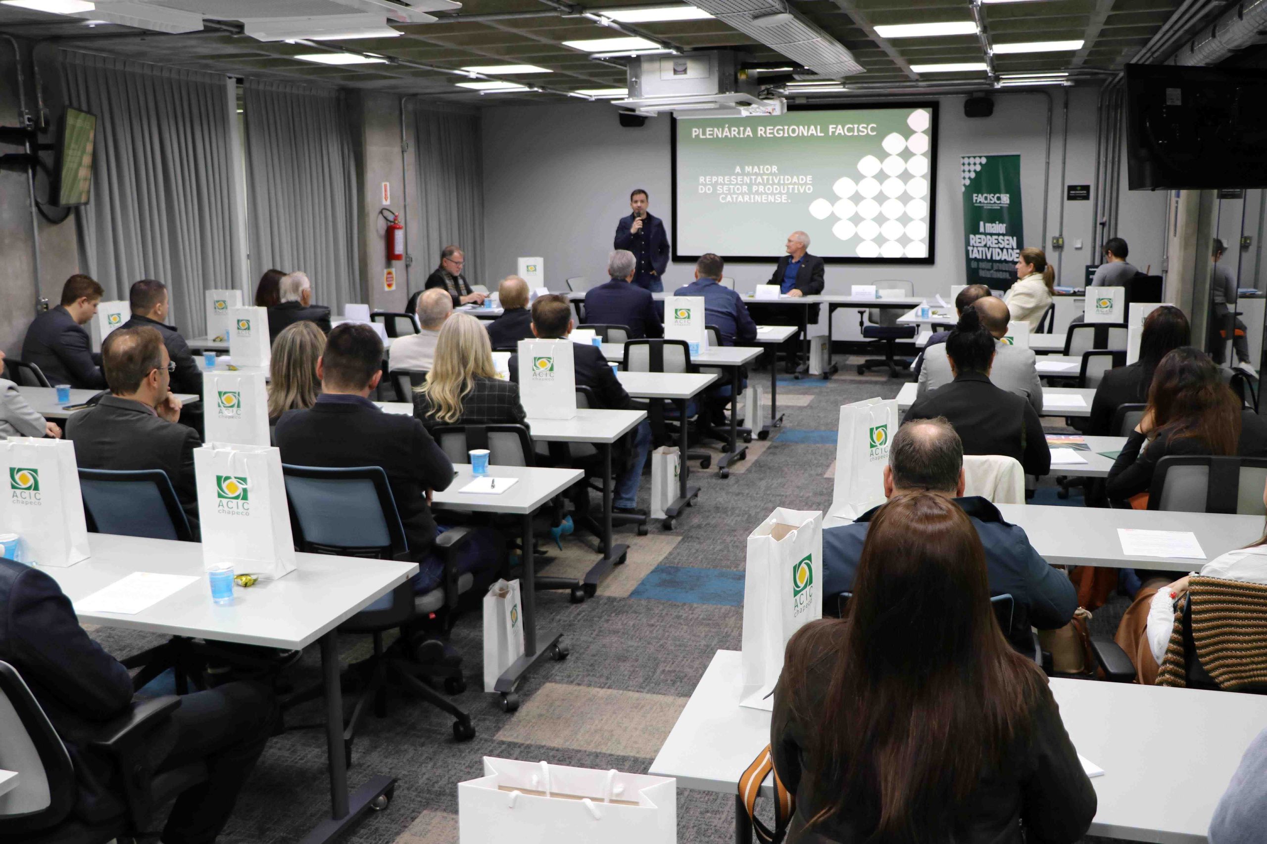 Associações Empresariais discutem saúde e infraestrutura hospitalar do Oeste