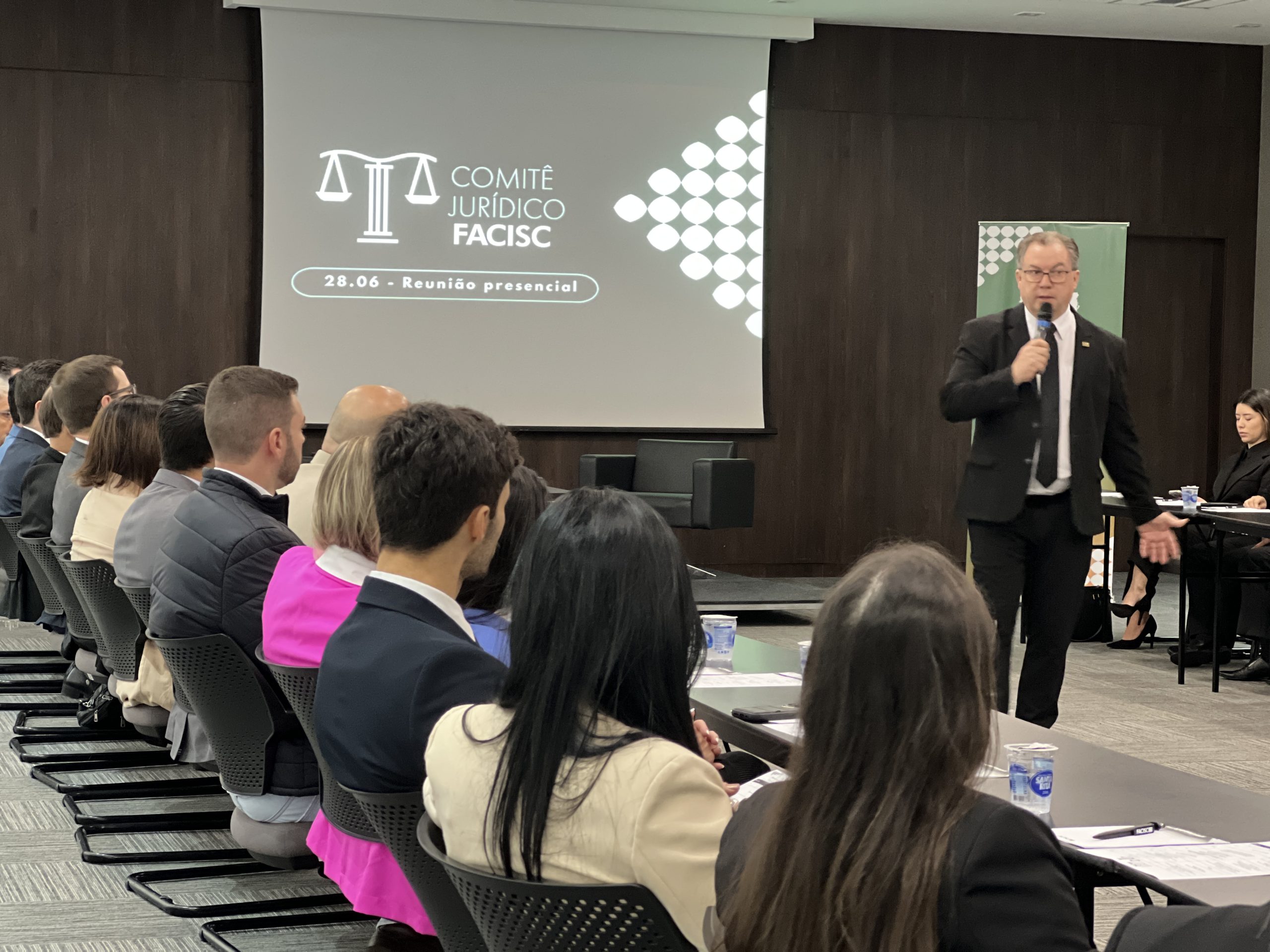 Reunião do Comitê Jurídico da Facisc contou com representantes de 40 associações empresariais