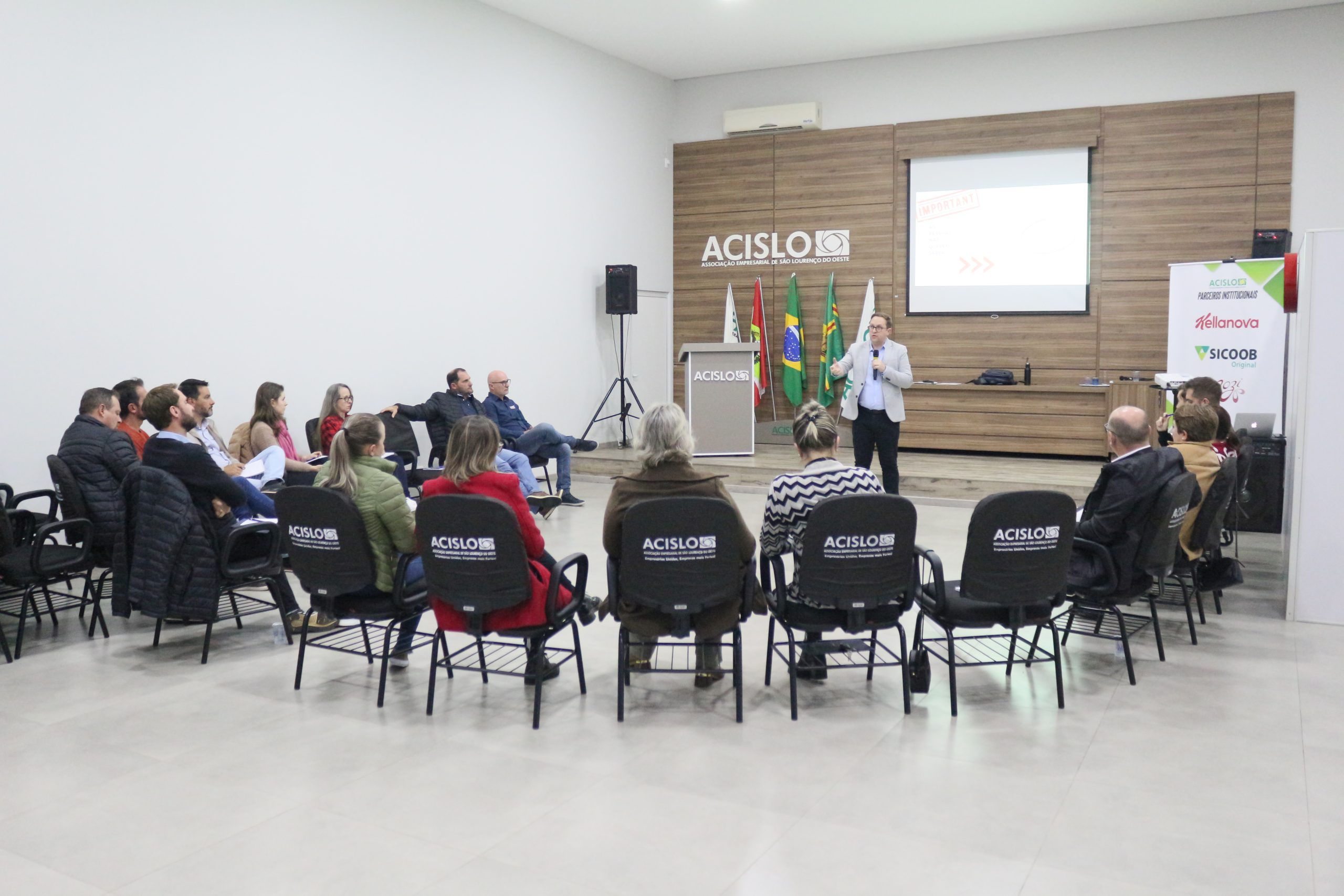 Acislo realiza treinamento sobre comunicação e marca pessoal