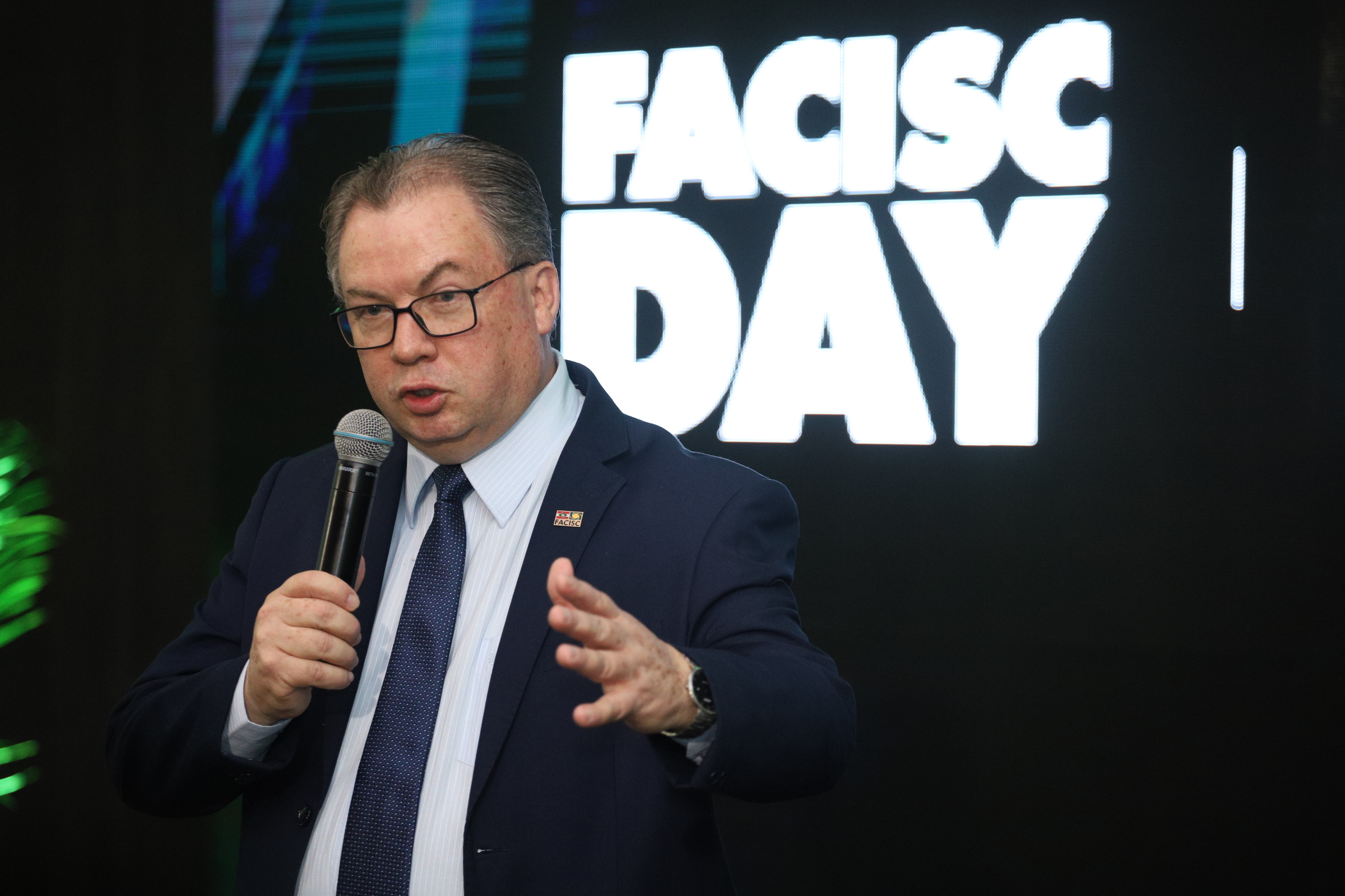 FACISC alerta que aprovação da reoneração da folha de pagamento prejudica quem mais emprega FACISC alerta que aprovação da reoneração da folha de pagamento prejudica quem mais emprega