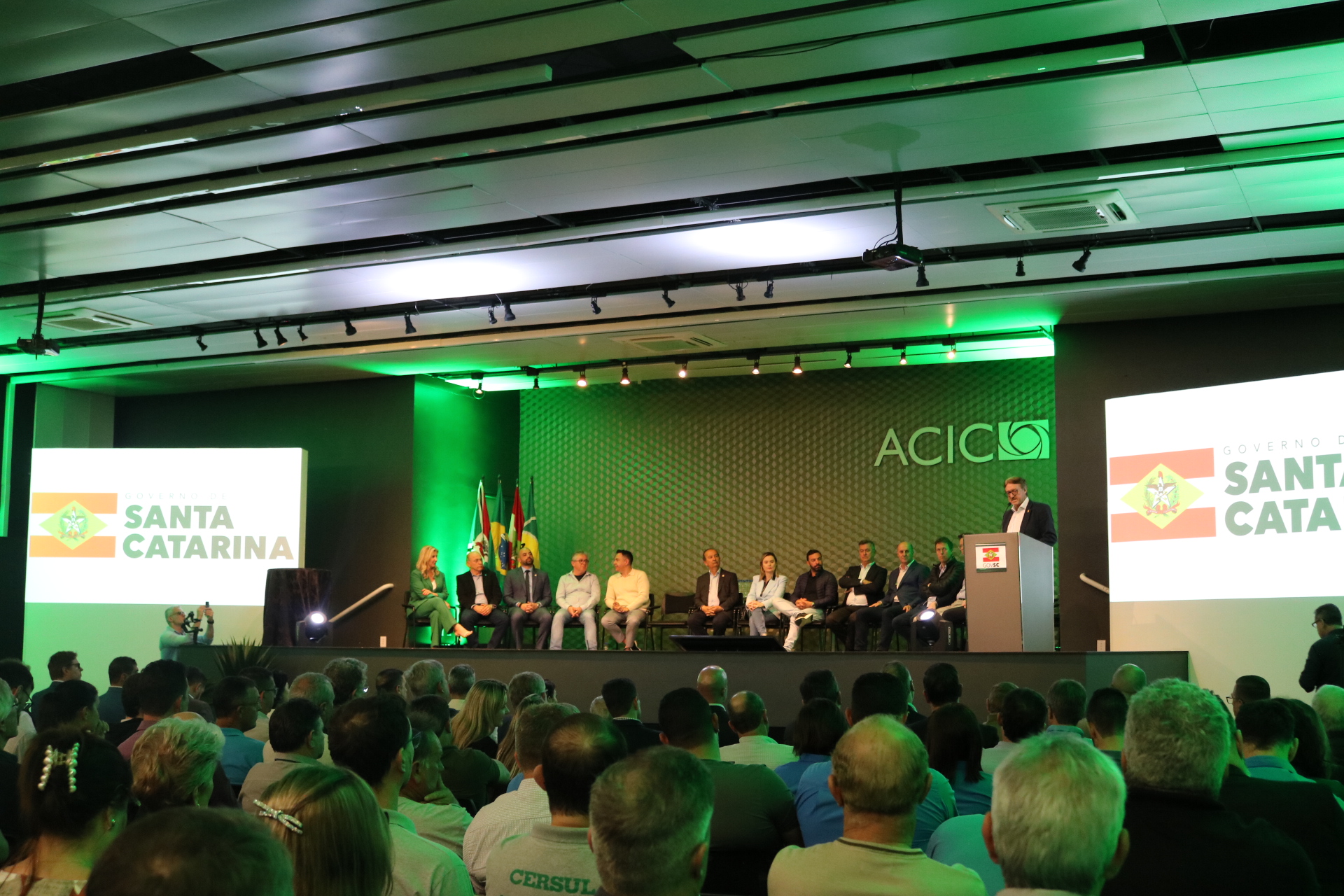 Ato na Acic oficializa benefícios fiscais e ampliação de serviços de saúde