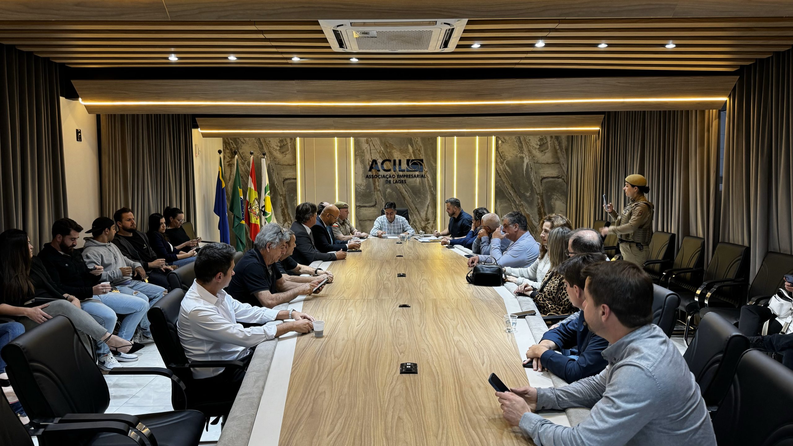 Deputado Lucas Neves apresenta suas ações no legislativo para os empresários da ACIL