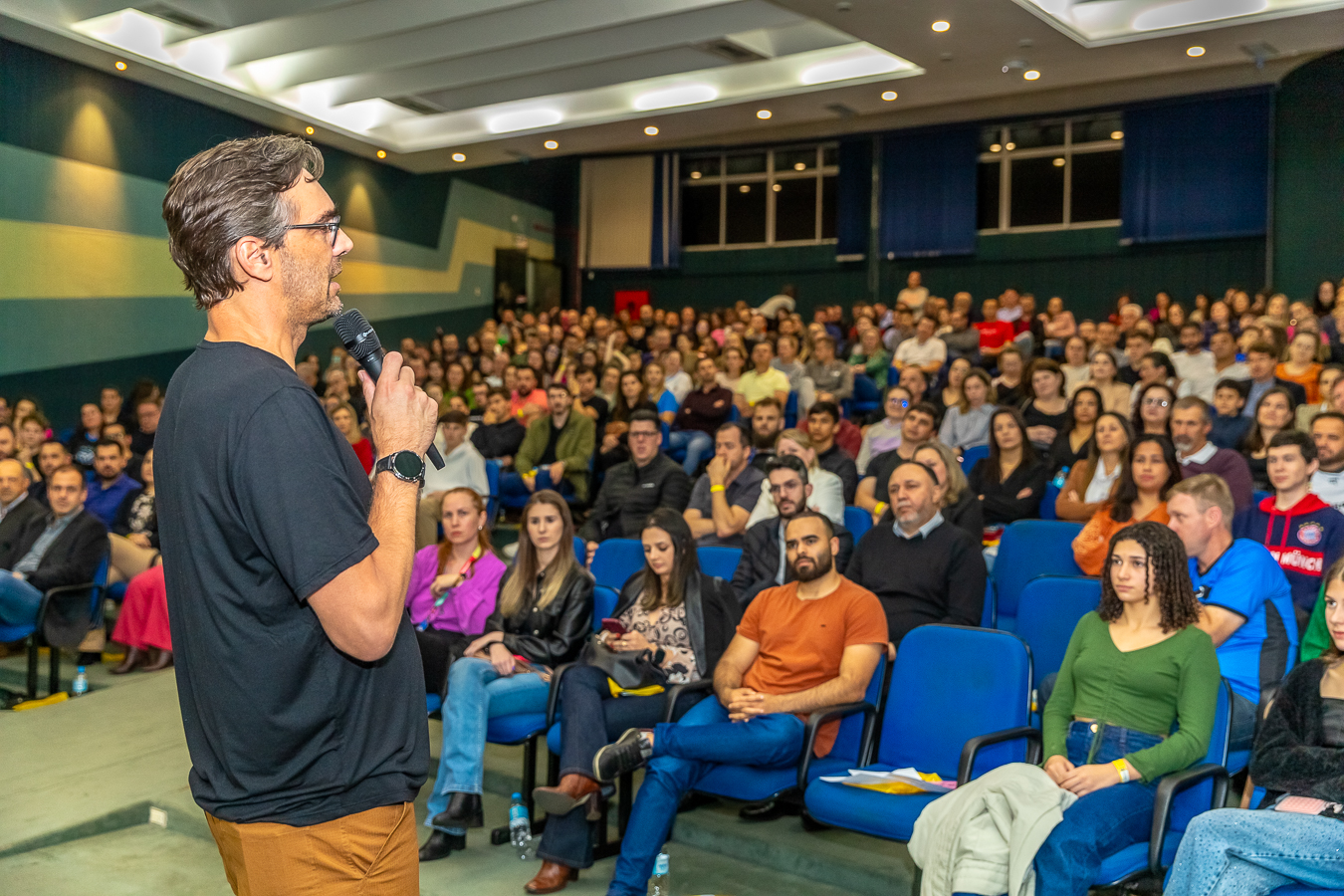 História, superação e sucesso: Giba encanta Videira em palestra memorável no 5º Fórum Empresarial da ACIAV
