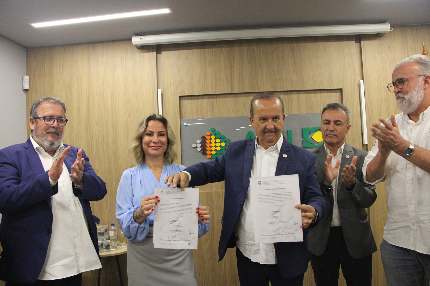 ACIBr participa da assinatura da ordem de serviço para início das obras do trevo da rodovia Antônio Heil ACIBr participa da assinatura da ordem de serviço para início das obras do trevo da rodovia Antônio Heil