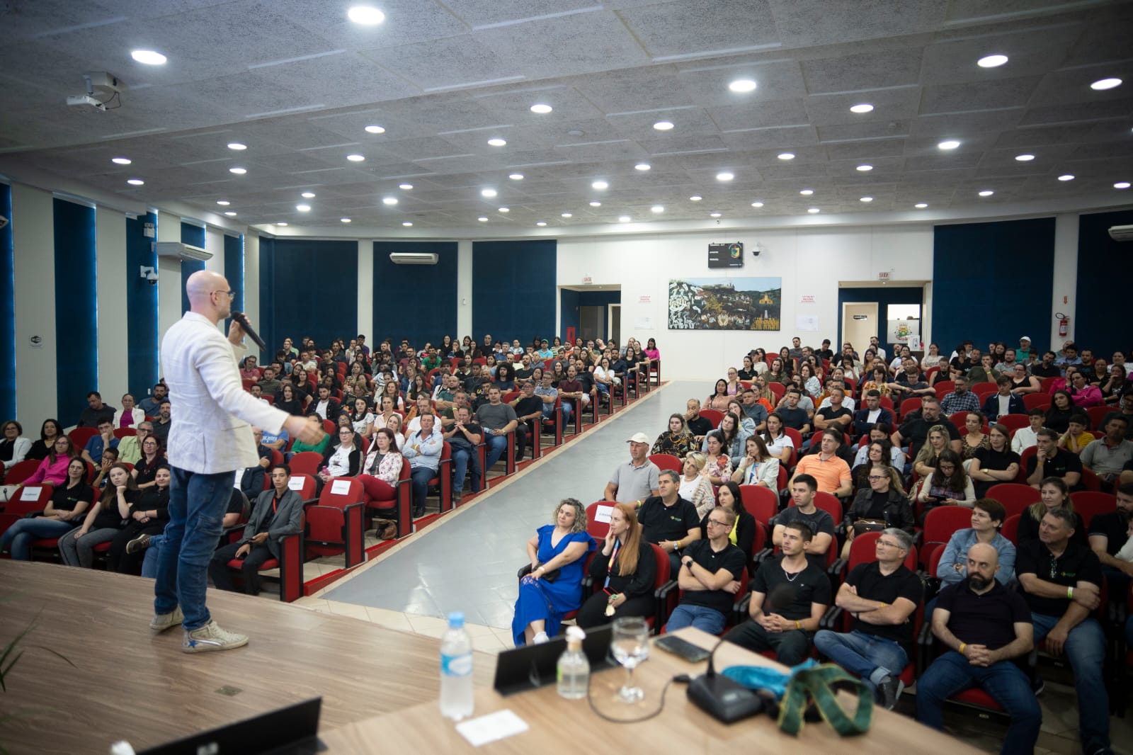 Fernando Scherer lota auditório em palestra Do outro lado da medalha foi o tema da palestra com o medalhista olímpico da natação: Fernando Scherer – o Xuxa