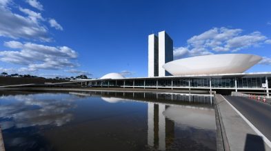 Senado aprova isenção do Imposto de Renda para quem ganha até R$ 5 mil Senado aprova isenção do Imposto de Renda para quem ganha até R$ 5 mil