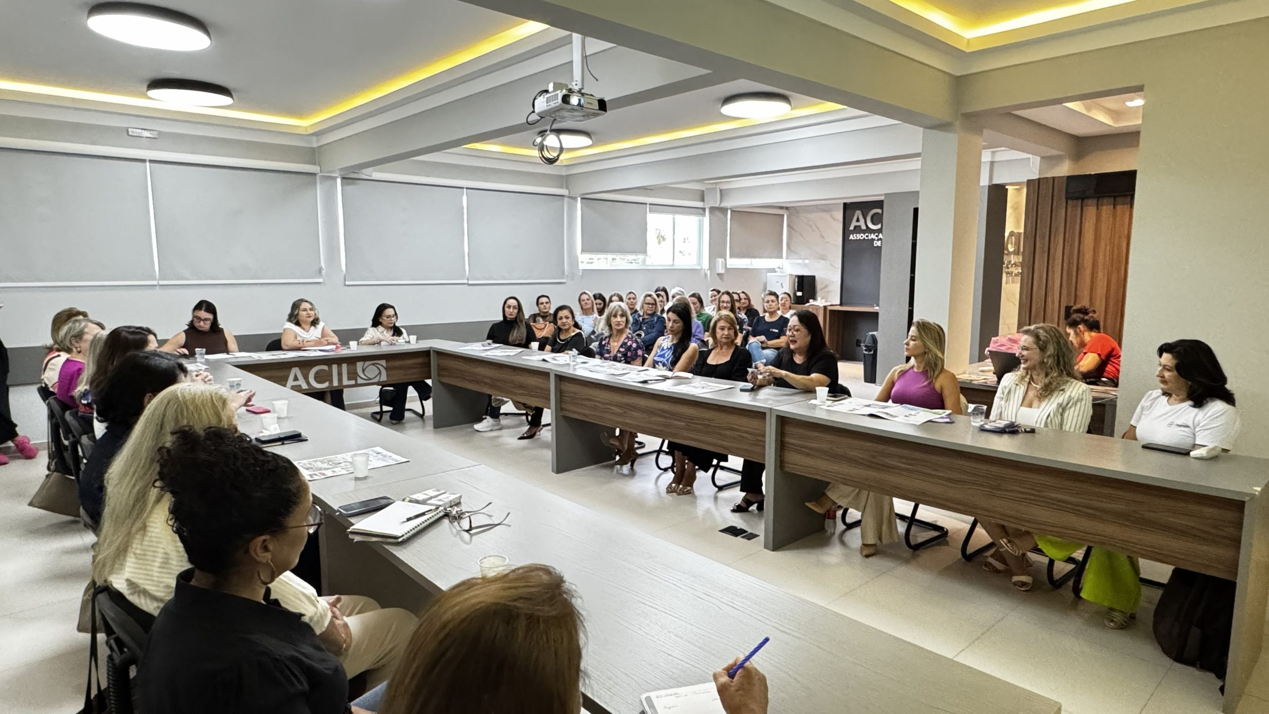 Suzana Duarte apresenta as ações programadas pela Secretaria da Mulher em reunião do Núcleo da Mulher da ACIL
