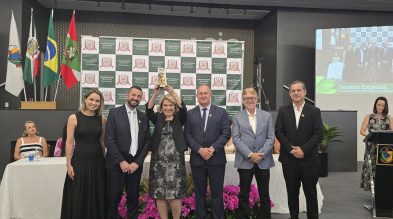 Lideranças da Acic são homenageadas pela Câmara Municipal Lideranças da Acic são homenageadas pela Câmara Municipal