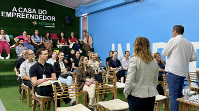 A capacitação: Recrutamento Ético de Profissionais Migrantes do Programa Porta Aberta reúne empresários na ACISMO