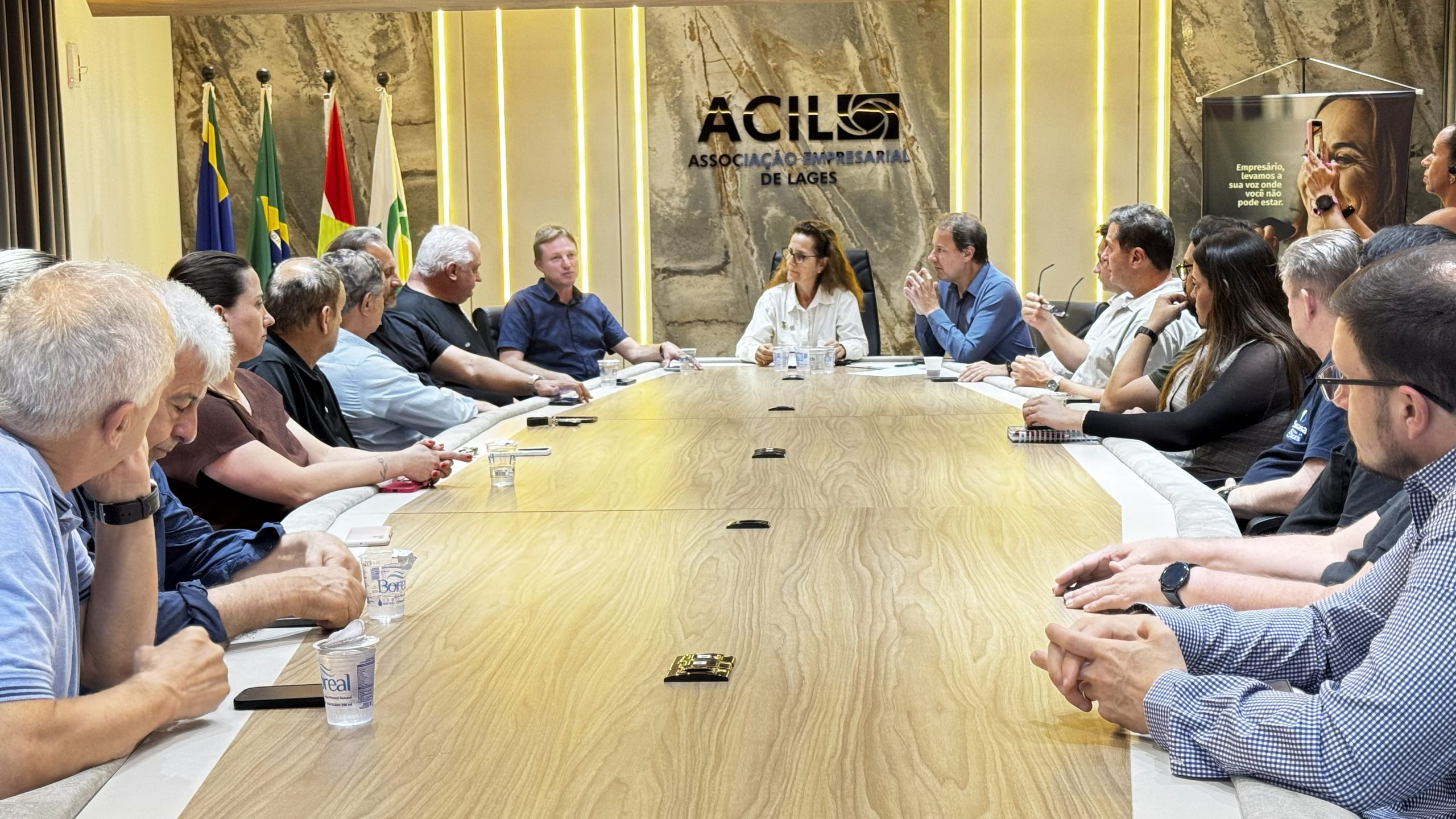 Coordenador Regional do IMA detalha processos de licenciamento ambiental em reunião na ACIL Coordenador Regional do IMA detalha processos de licenciamento ambiental em reunião na ACIL