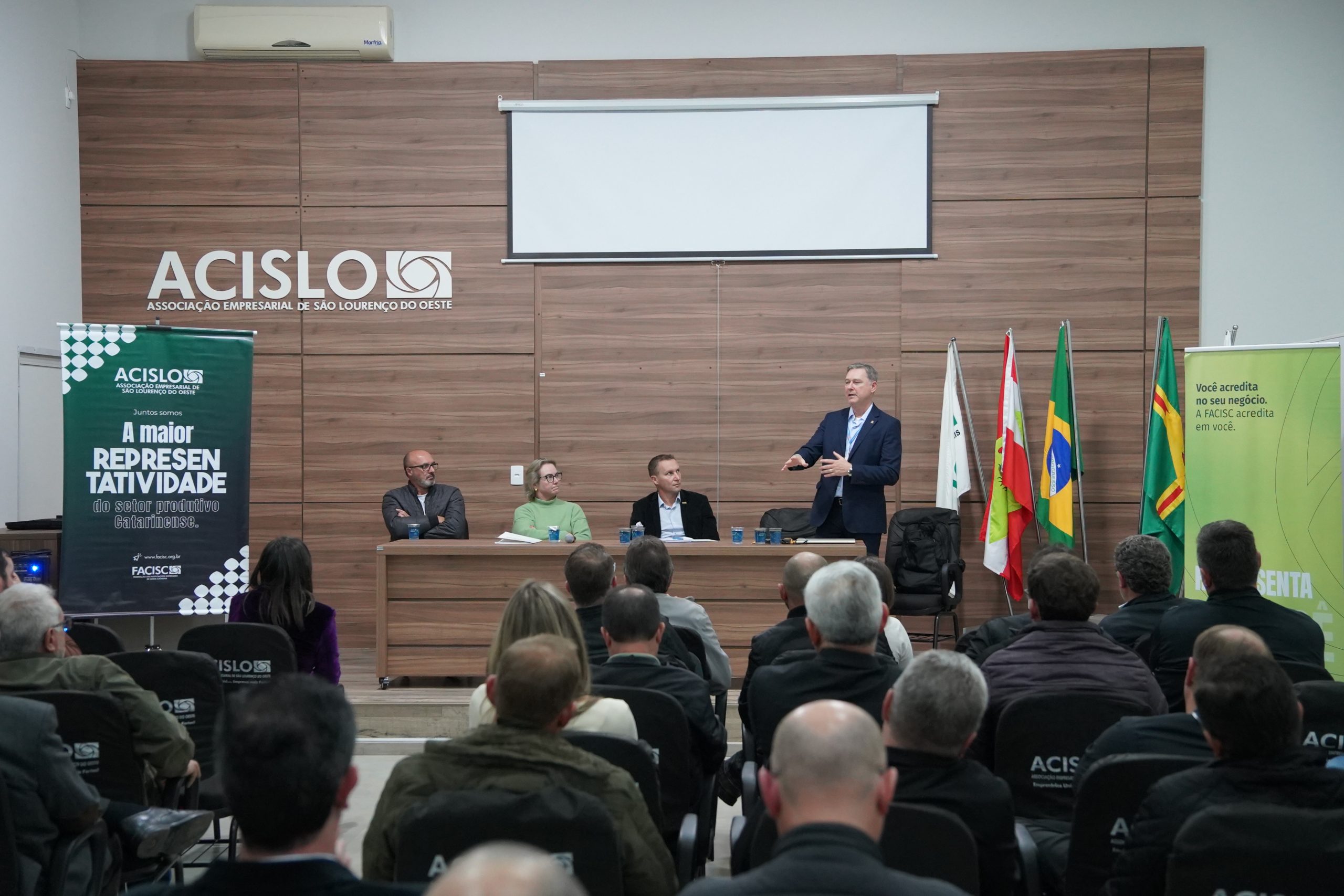 Empresários da região apresentam demandas sobre energia ao diretor da Celesc Empresários da região apresentam demandas sobre energia ao diretor da Celesc