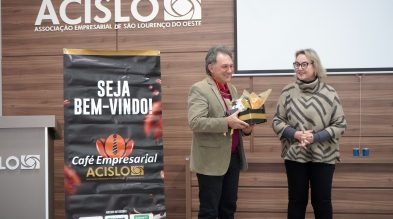 Café Empresarial da Acislo recebe Alvair Scariot e valoriza trajetória de 58 anosda Tipografia Cruzeiro