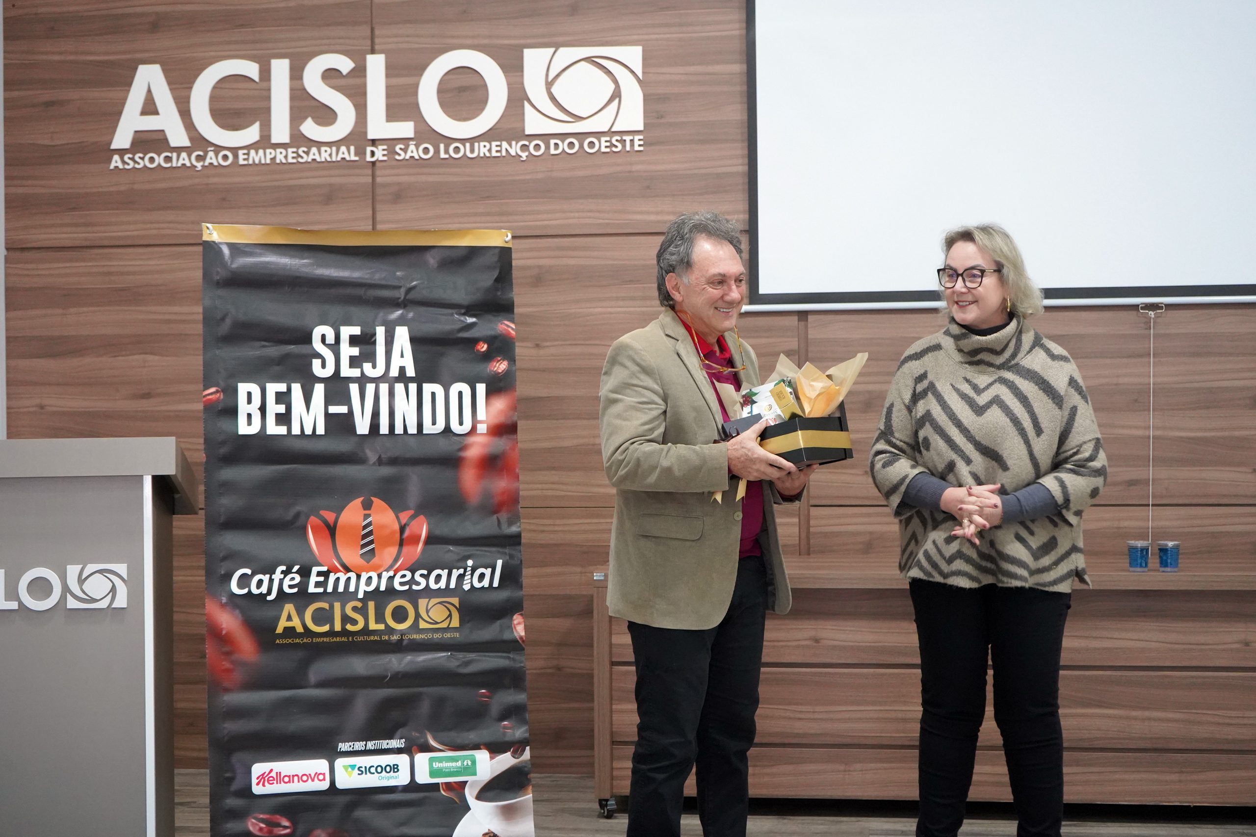 Café Empresarial da Acislo recebe Alvair Scariot e valoriza trajetória de 58 anosda Tipografia Cruzeiro