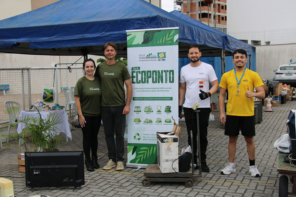 Dia D Ecoponto recolhe mais de uma tonelada de lixo eletrônico, pilhas e baterias Dia D Ecoponto recolhe mais de uma tonelada de lixo eletrônico, pilhas e baterias