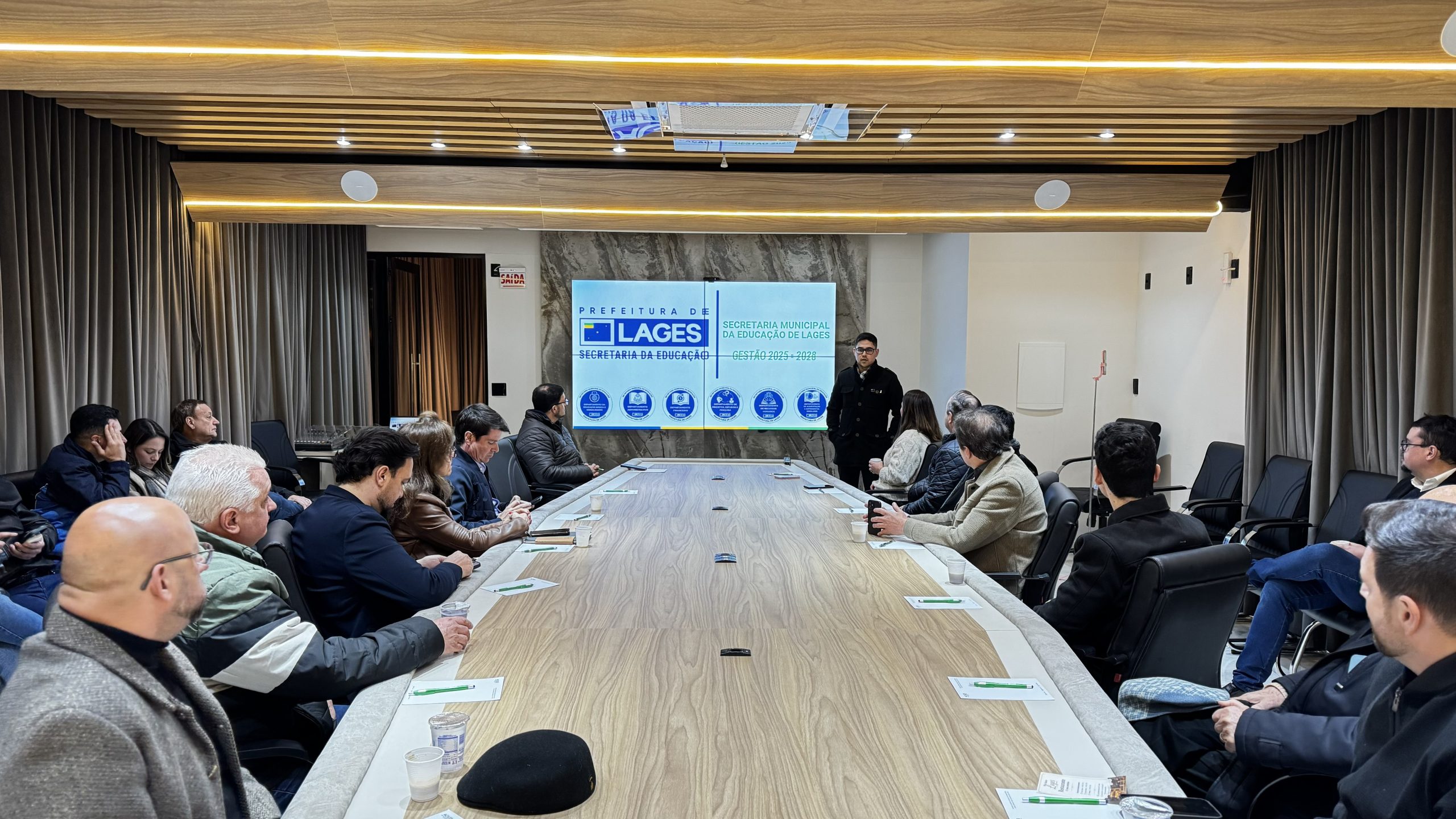 Educação empreendedora, tecnologia e reestruturação da rede municipal marcam apresentação da Secretaria de Educação em reunião na ACIL Educação empreendedora, tecnologia e reestruturação da rede municipal marcam apresentação da Secretaria de Educação em reunião na ACIL