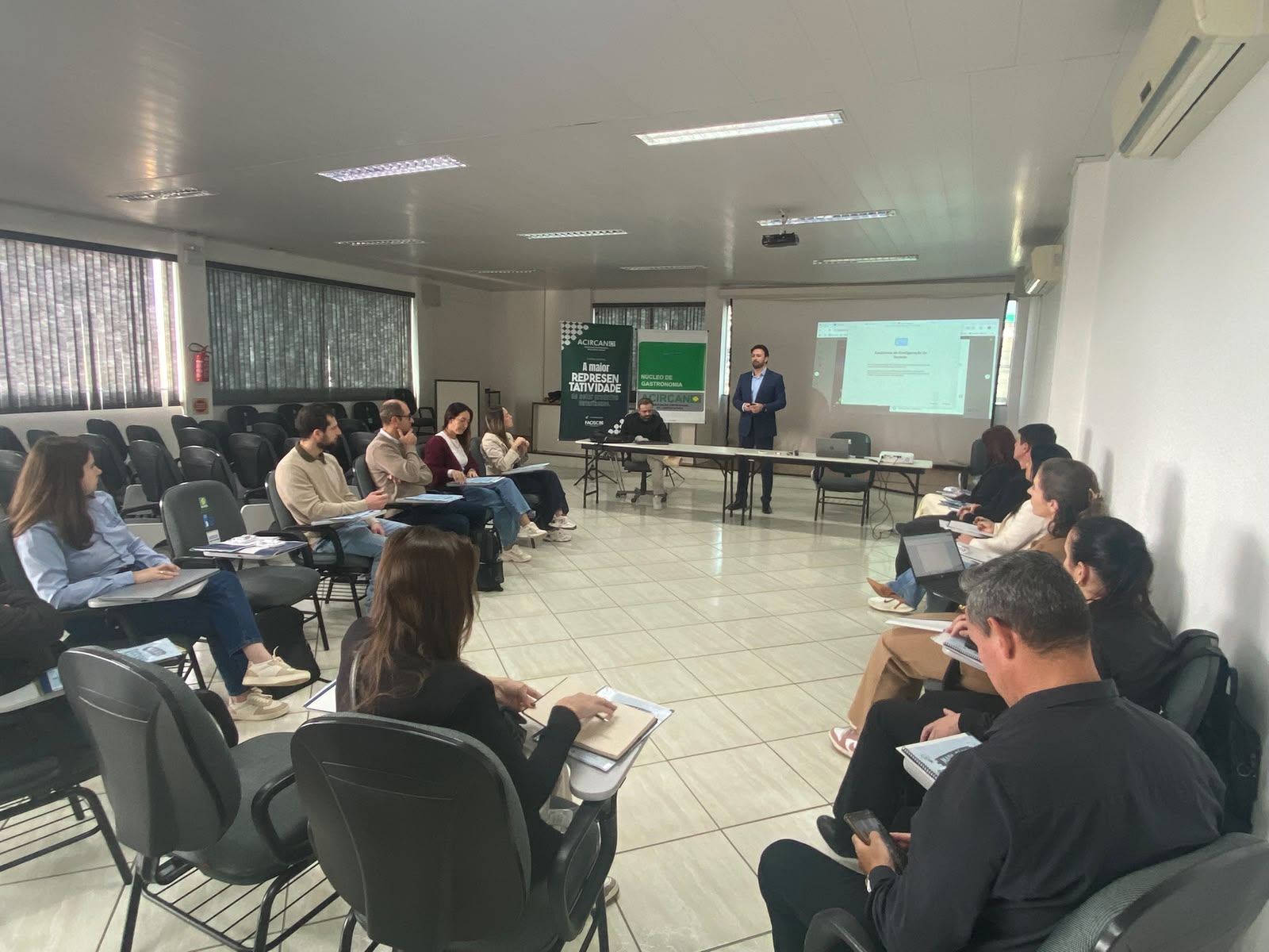 Curso promovido pela ACIRCAN e Núcleo de Gastronomia orienta empresários sobre os impactos da Reforma Tributária Curso promovido pela ACIRCAN e Núcleo de Gastronomia orienta empresários sobre os impactos da Reforma Tributária