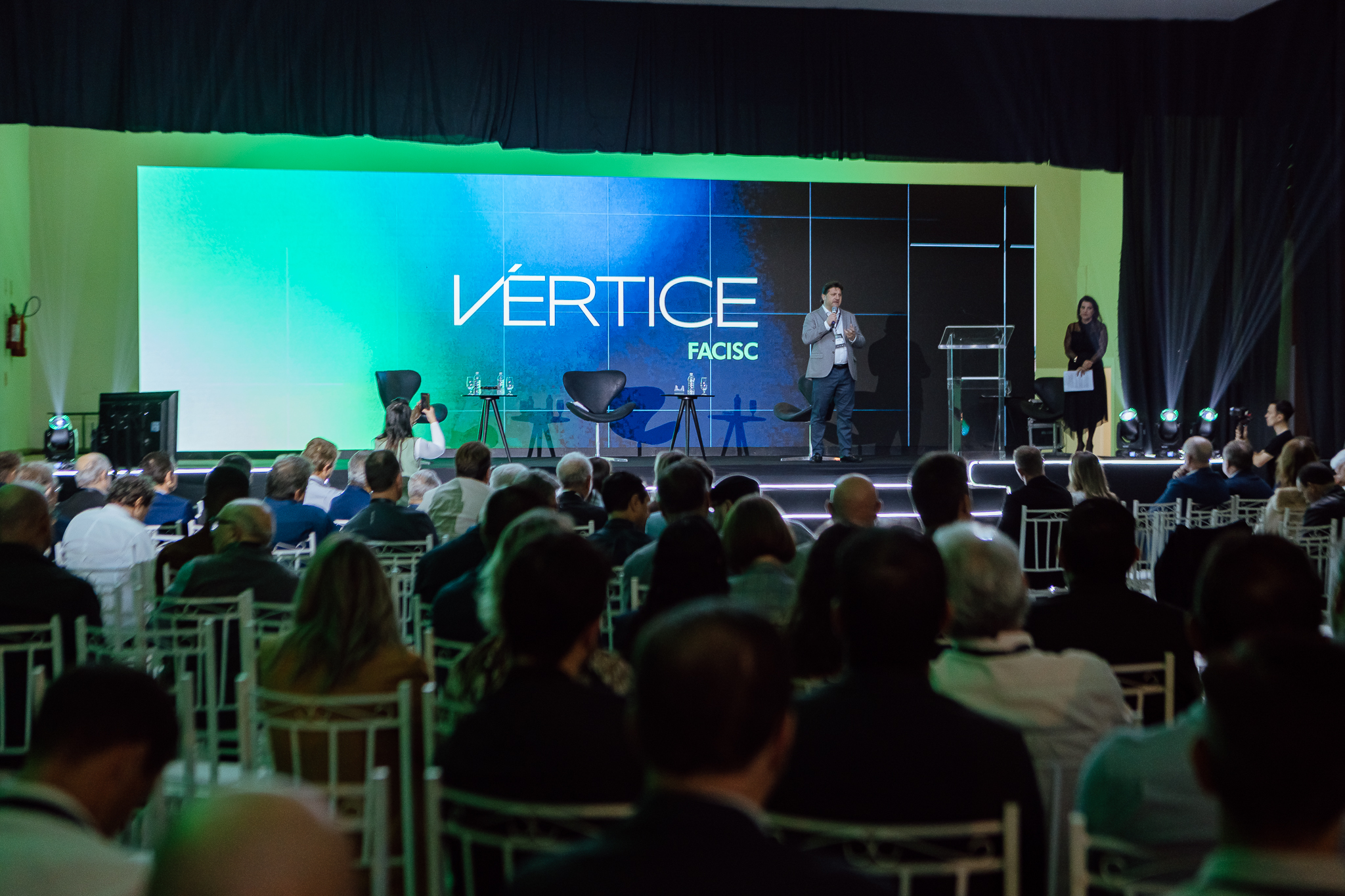 Vértice FACISC conecta 380 lideranças empresariais e debate estratégias para o futuro de Santa Catarina Vértice FACISC conecta 380 lideranças empresariais e debate estratégias para o futuro de Santa Catarina