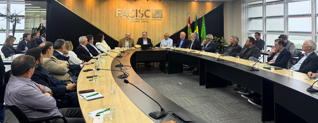 Elson Otto apresenta balanço da gestão na última reunião de diretoria da FACISC Elson Otto apresenta balanço da gestão na última reunião de diretoria da FACISC