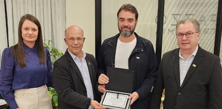 ACIC homenageia lideranças da FACISC durante plenária regional em Videira
