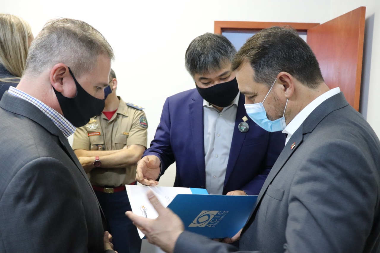 Presidente da ACIC Chapecó entrega documento do Reage SC ao governador