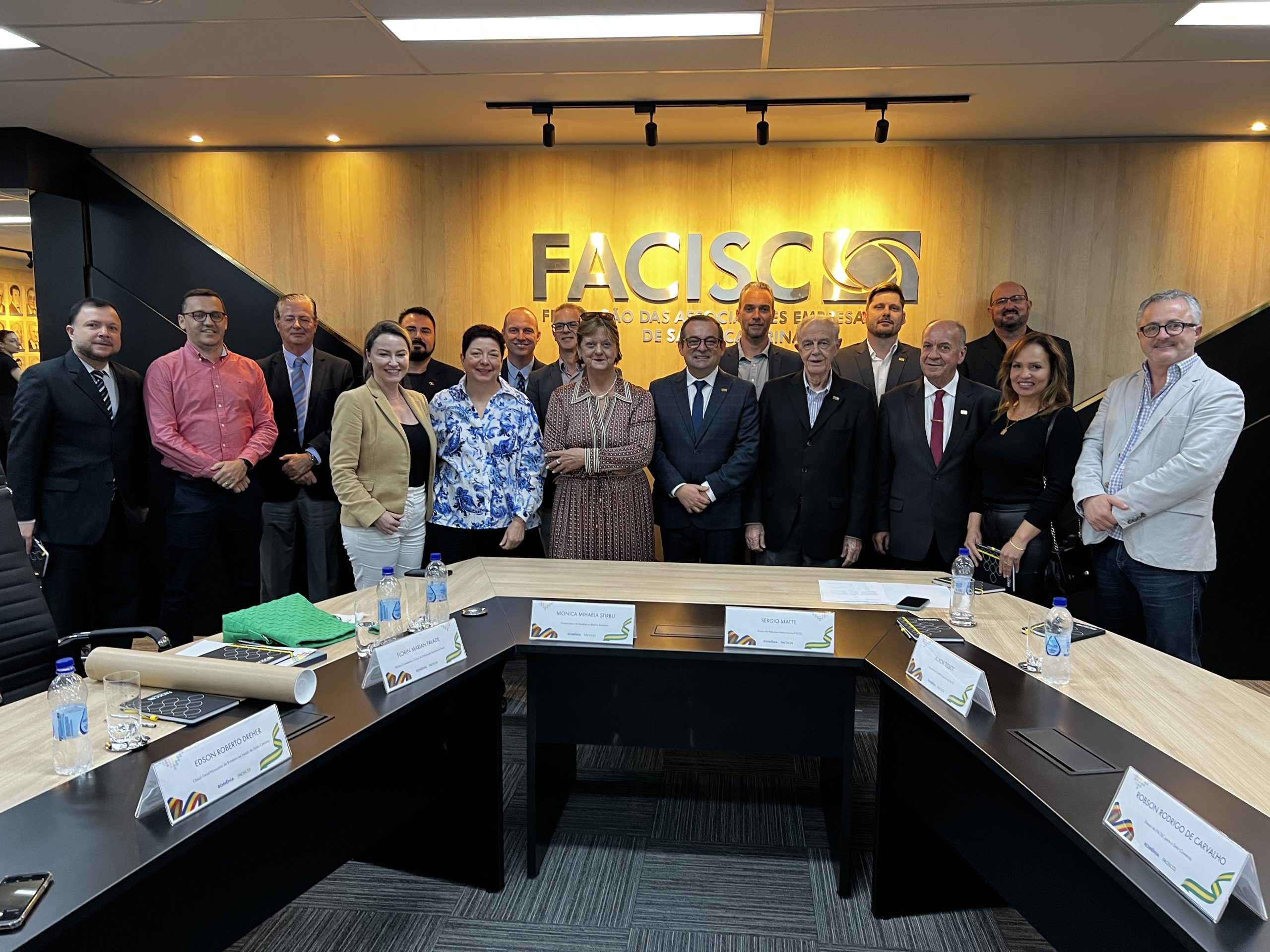 Facisc recebe embaixadora da Romênia para aproximação e abertura de novos mercados