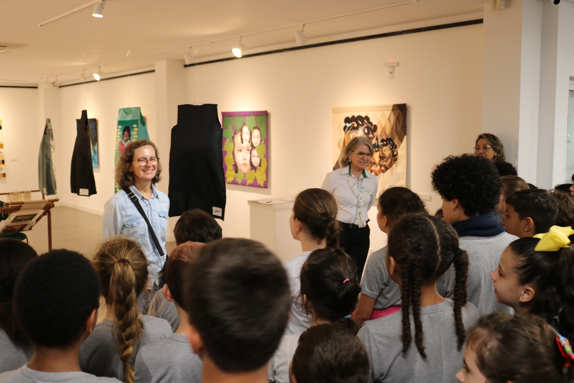 Em Criciúma, alunos se encantam com a técnica de tecelagem da artista Elke Hülse