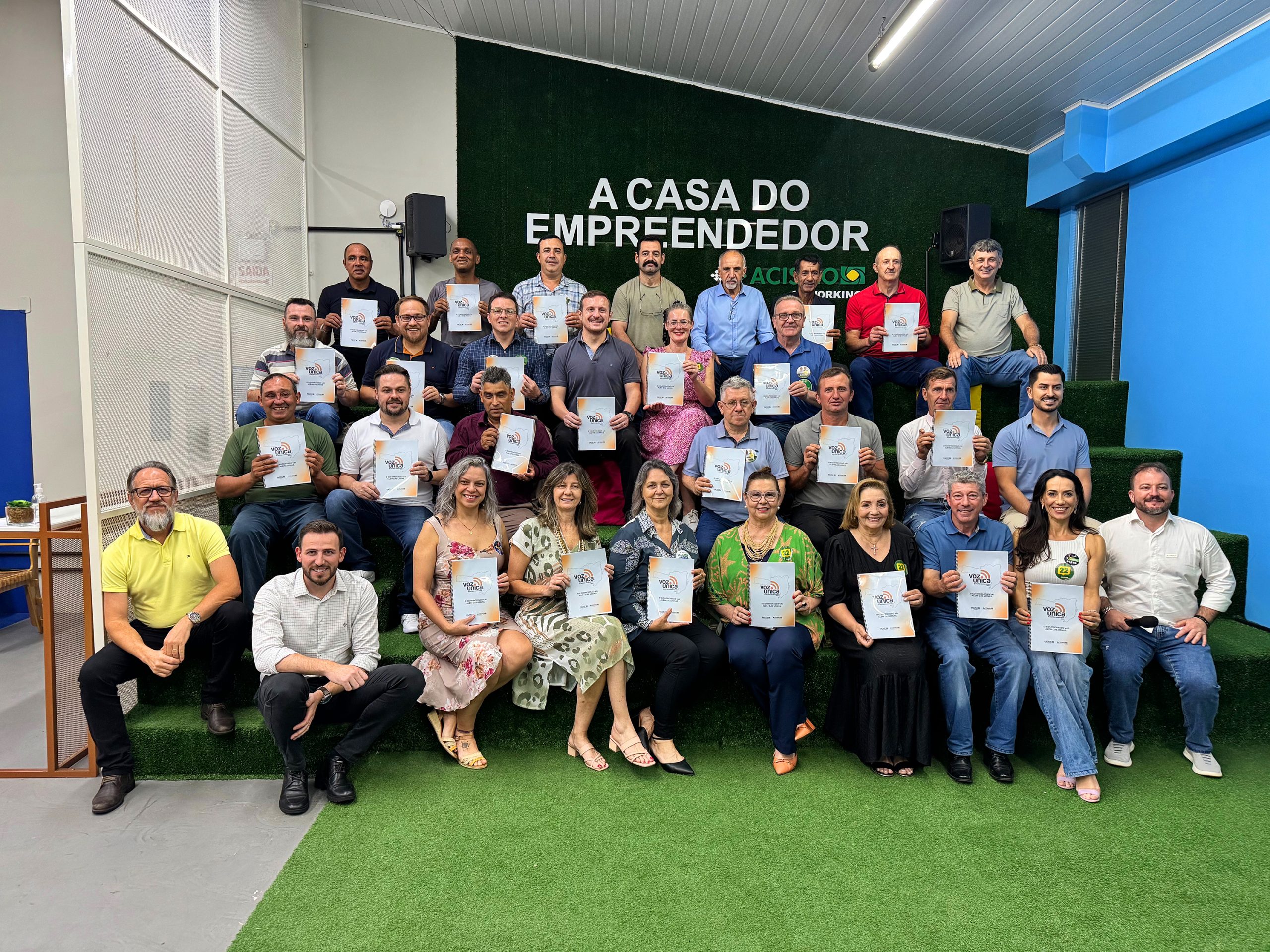 Acismo reúne candidatos a vereador para apresentação da Cartilha do Voz Única Acismo reúne candidatos a vereador para apresentação da Cartilha do Voz Única