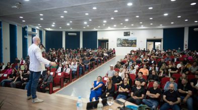 Fernando Scherer lota auditório em palestra Do outro lado da medalha foi o tema da palestra com o medalhista olímpico da natação: Fernando Scherer – o Xuxa