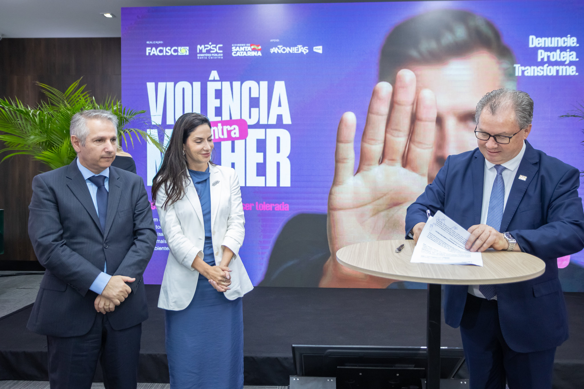 Parceria inédita pelo fim da violência contra a mulher une entidades públicas, privadas e empresas em Santa Catarina