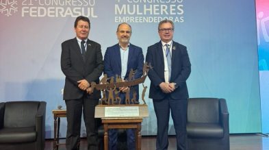 Presidente da FACISC recebe troféu Heróis Voluntários, no Rio Grande do Sul