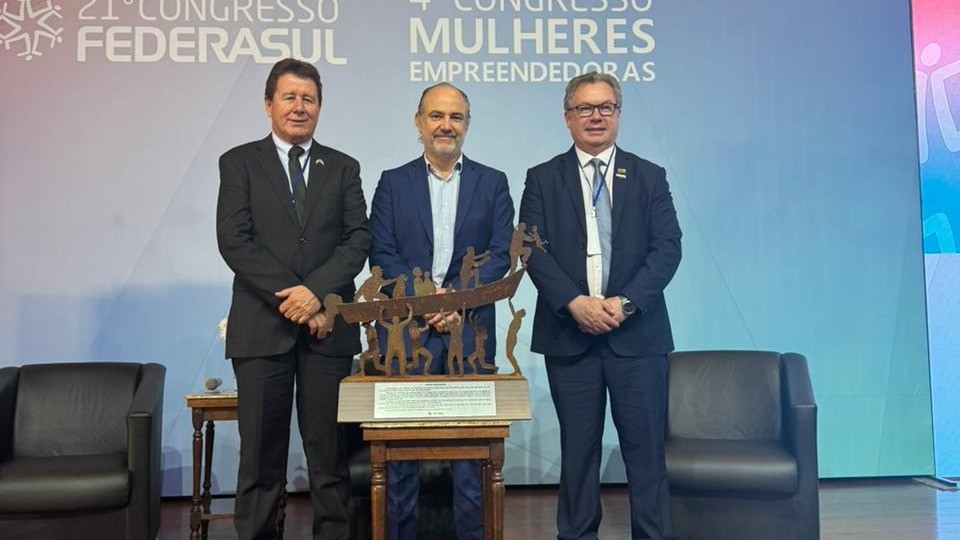 Presidente da FACISC recebe troféu Heróis Voluntários, no Rio Grande do Sul