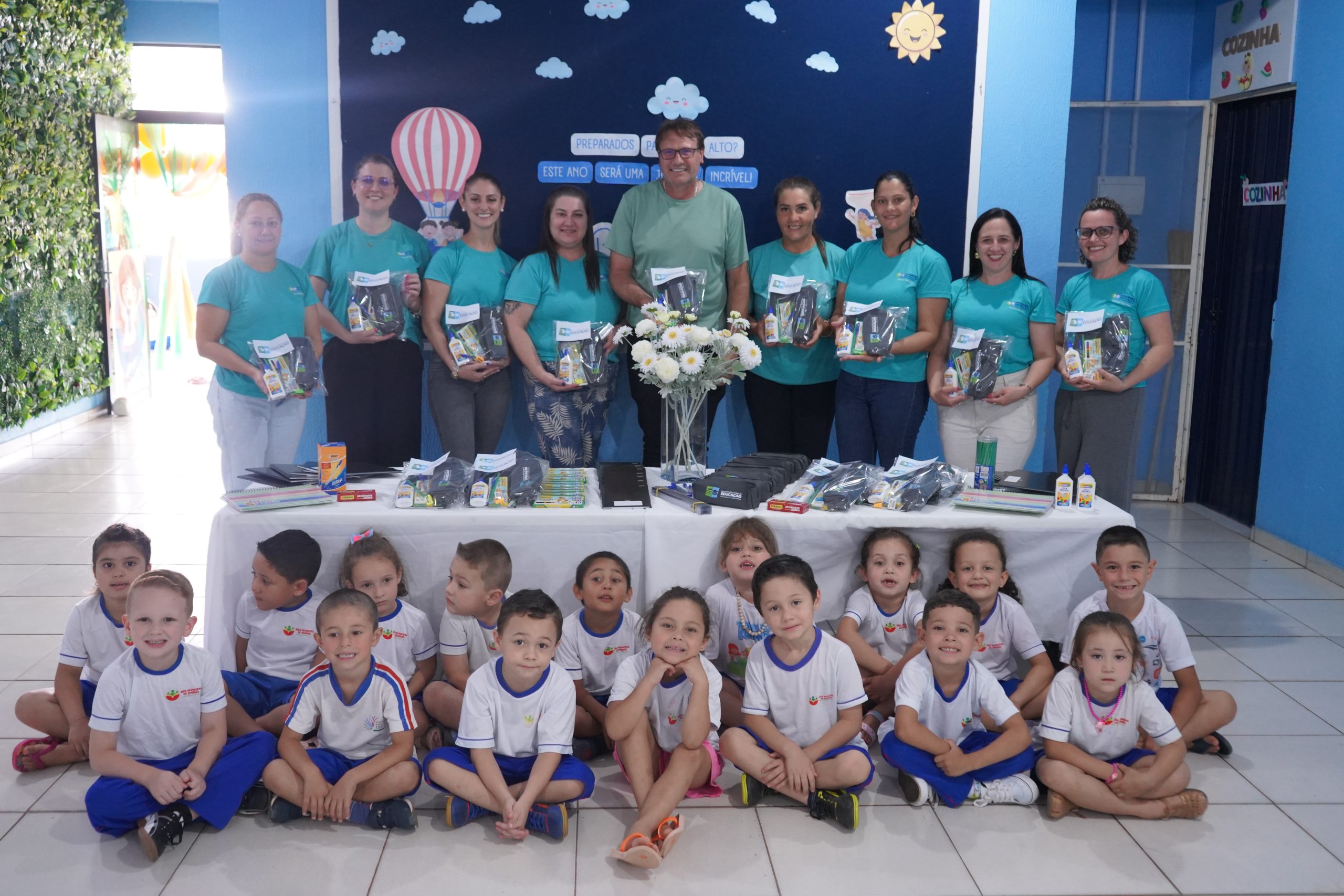 Rede Municipal de Novo Horizonte inicia ano letivo com entrega de kits escolares