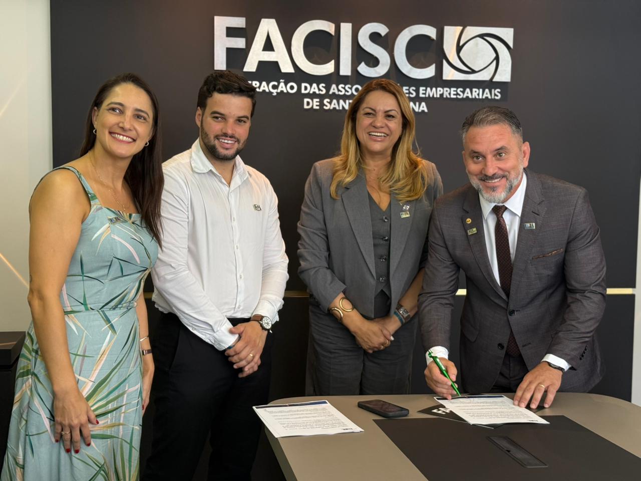 Içara firma parceria para estruturar programa habitacional para trabalhadores